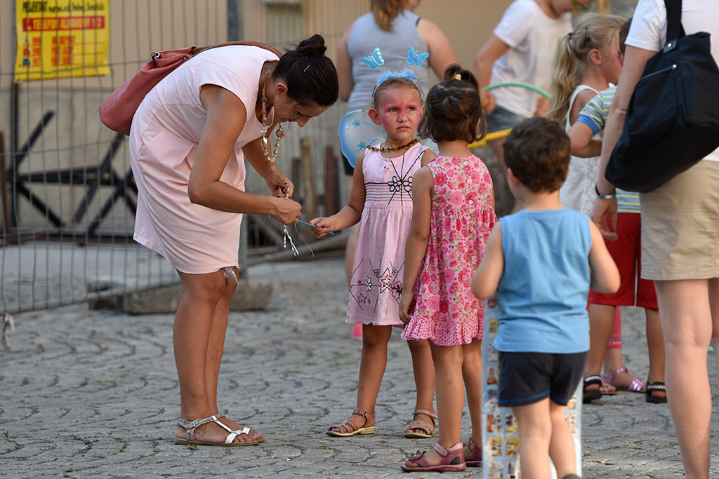 Familiada na dziedzińcu Akademii Rycerskiej na pożegnanie wakacji

