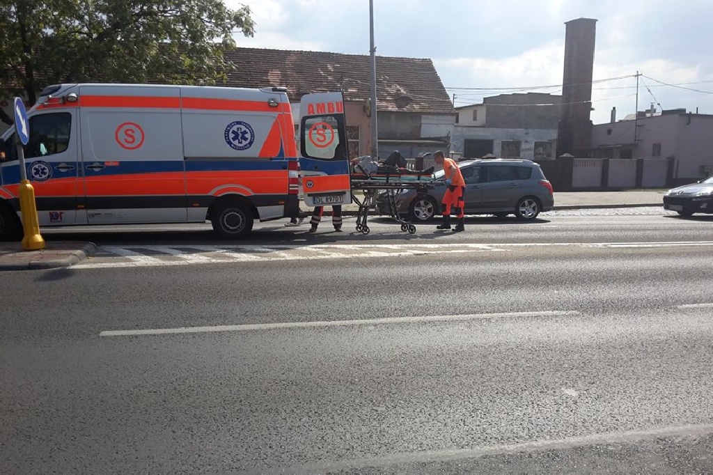 Potrącenie pieszego na ulicy Wrocławskiej przez motocyklistę