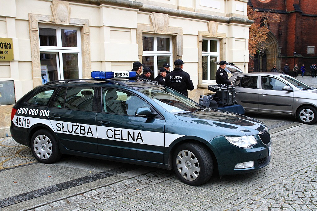 W centrum Legnicy zaroiło się od mundurów celników