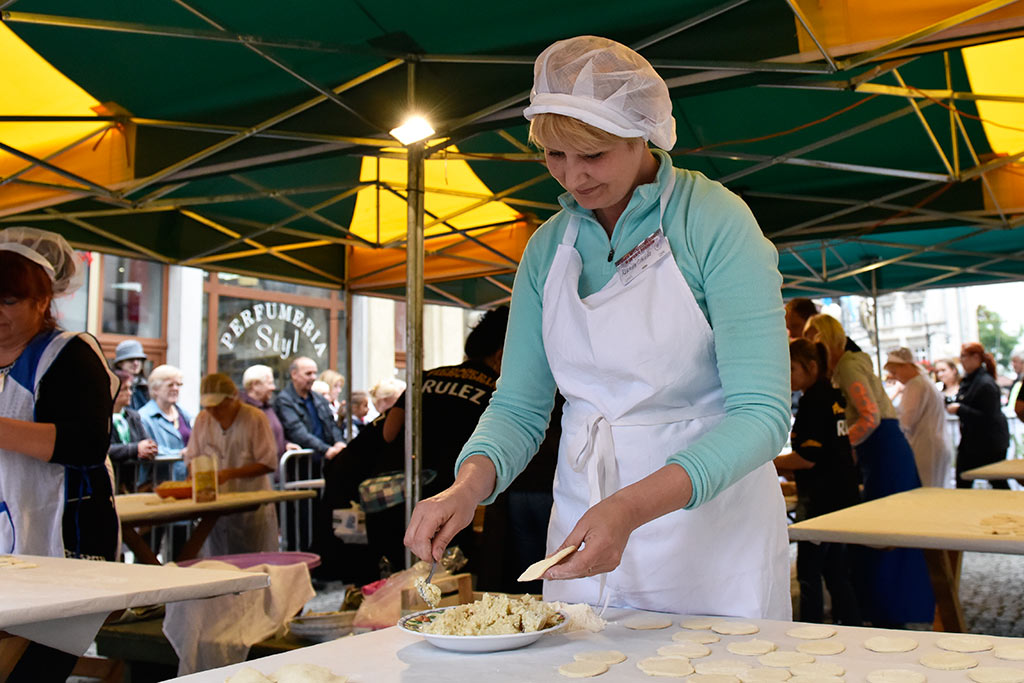 Agnieszka Kuganda najlepsza w Legnicy w lepieniu pierogów