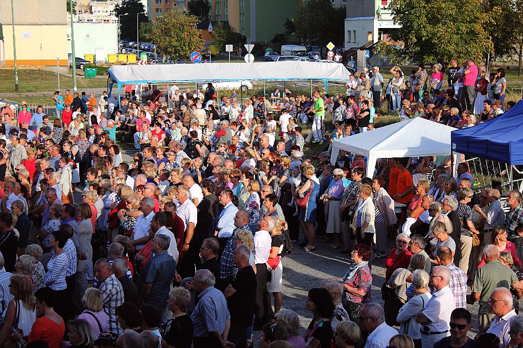 Na Piekarach jedno jest niebo dla wszystkich i jedno świeci słońce