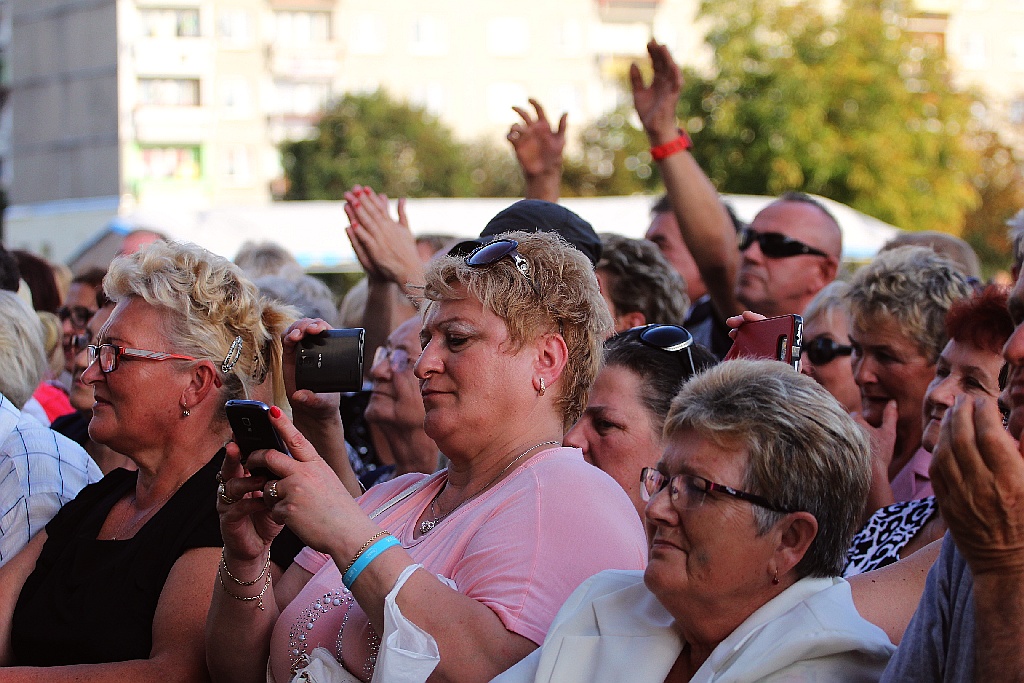 Na Piekarach jedno jest niebo dla wszystkich i jedno świeci słońce