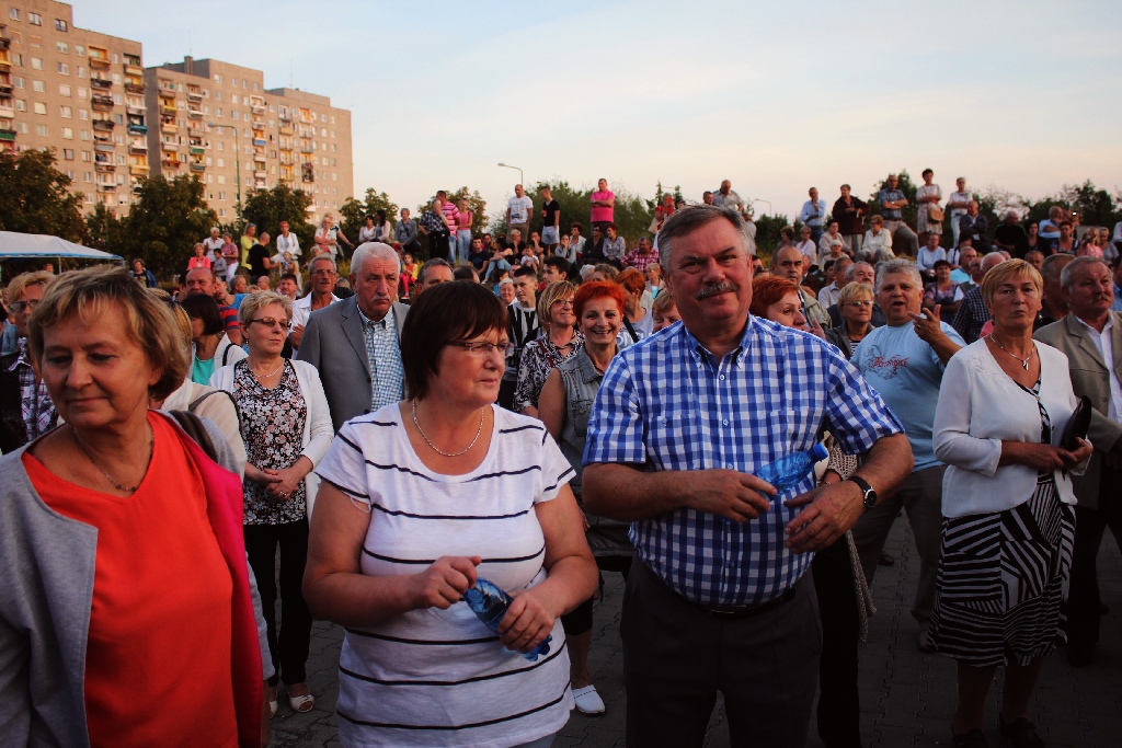 Na Piekarach jedno jest niebo dla wszystkich i jedno świeci słońce
