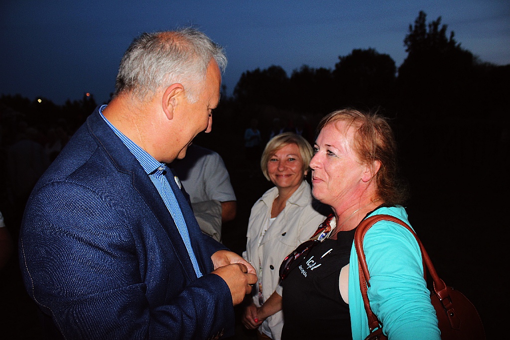 Na Piekarach jedno jest niebo dla wszystkich i jedno świeci słońce