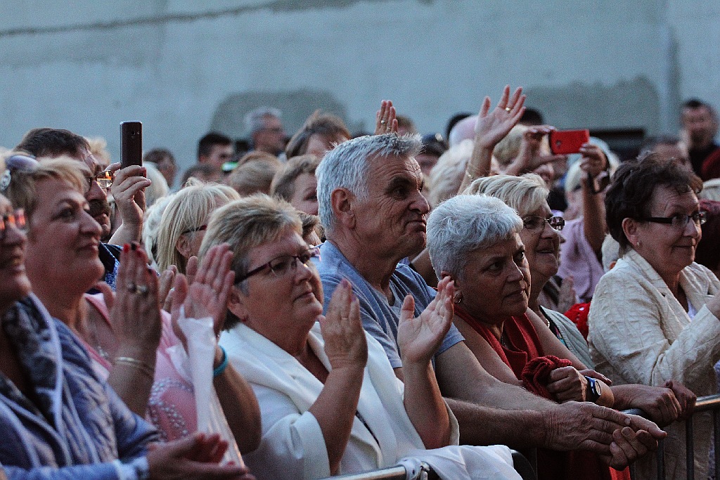 Na Piekarach jedno jest niebo dla wszystkich i jedno świeci słońce
