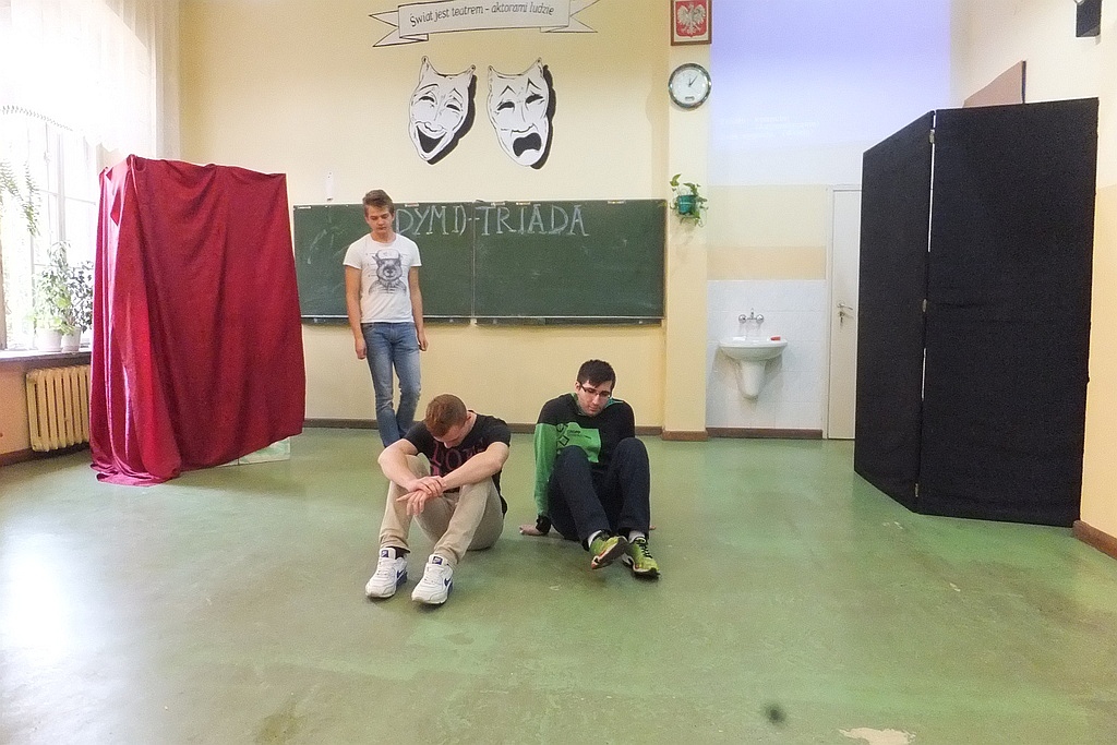 (DYMI) - triada spektakl w wykonaniu Teatru Młodych z V LO