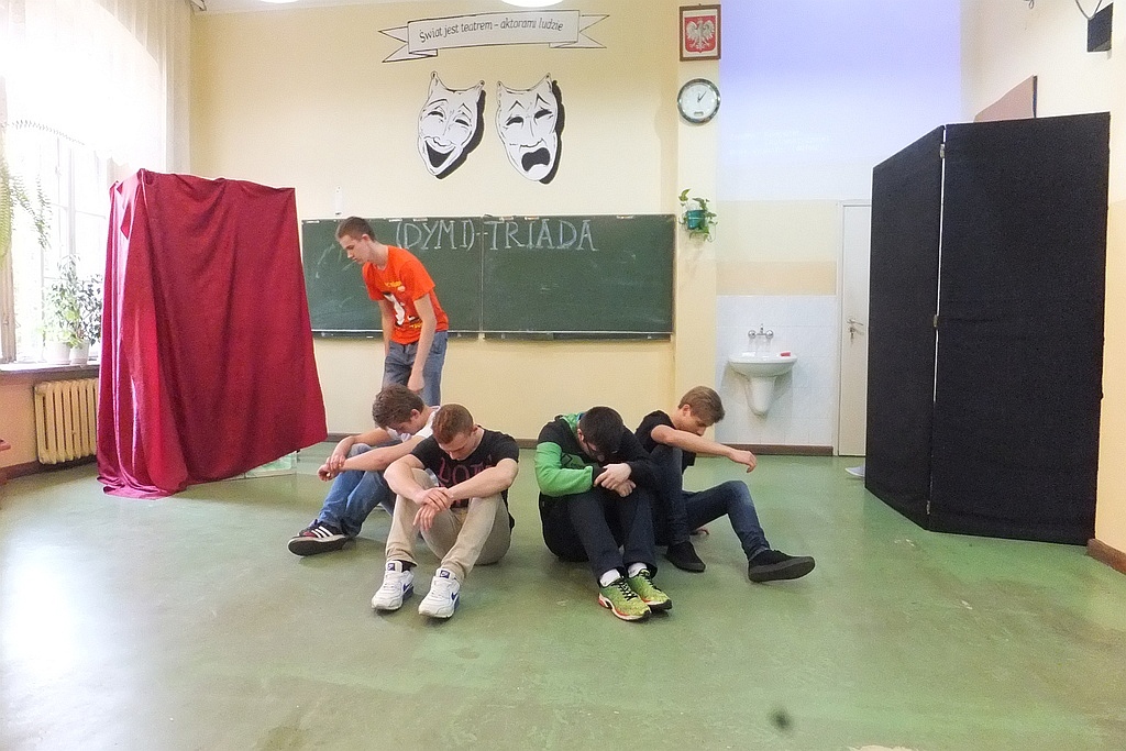 (DYMI) - triada spektakl w wykonaniu Teatru Młodych z V LO
