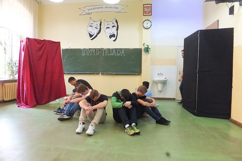 (DYMI) - triada spektakl w wykonaniu Teatru Młodych z V LO
