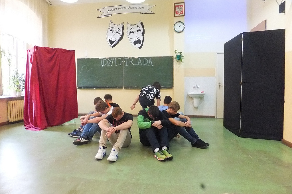 (DYMI) - triada spektakl w wykonaniu Teatru Młodych z V LO