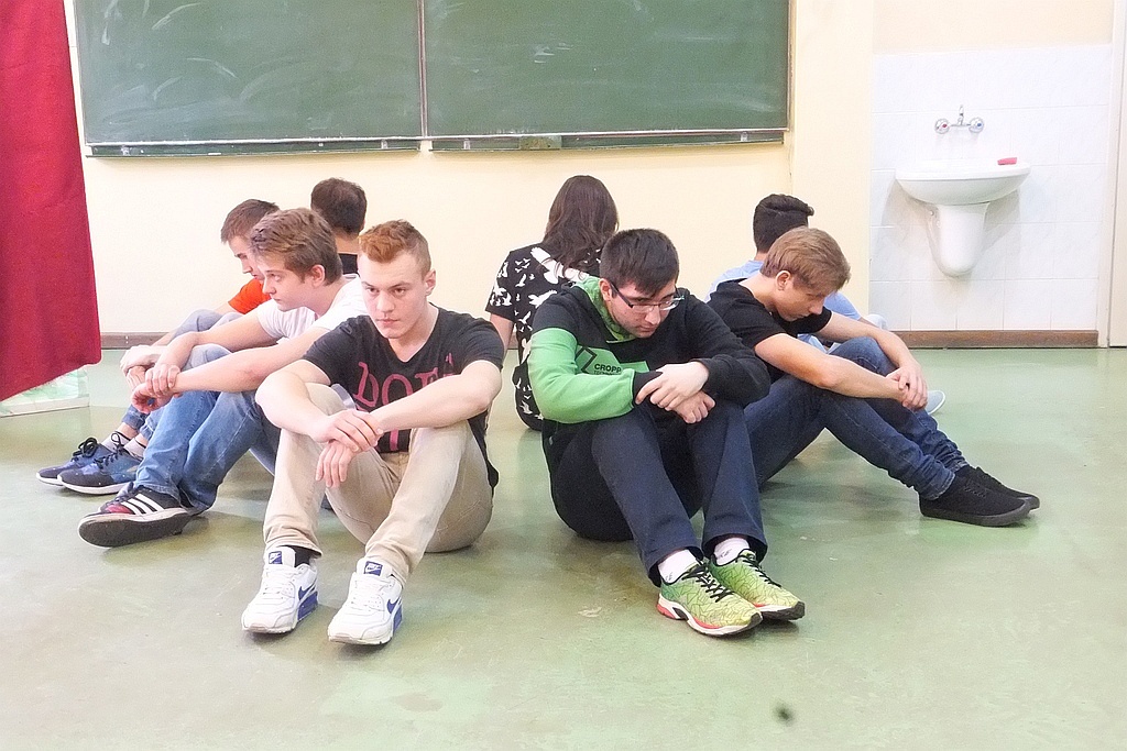 (DYMI) - triada spektakl w wykonaniu Teatru Młodych z V LO