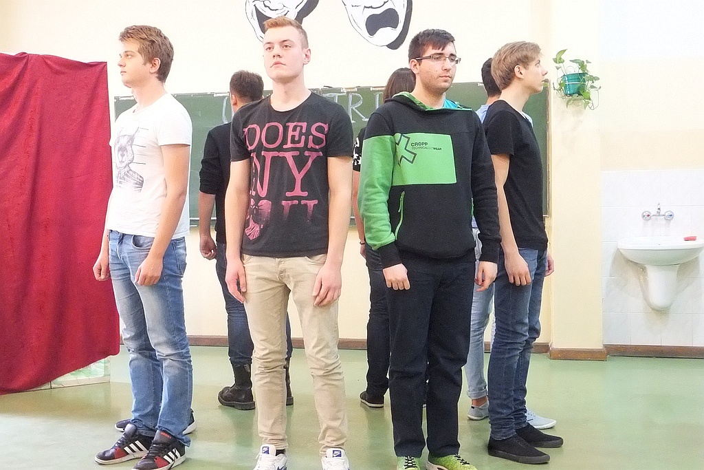 (DYMI) - triada spektakl w wykonaniu Teatru Młodych z V LO