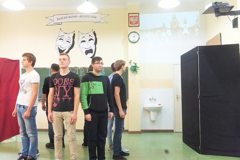(DYMI) - triada spektakl w wykonaniu Teatru Młodych z V LO