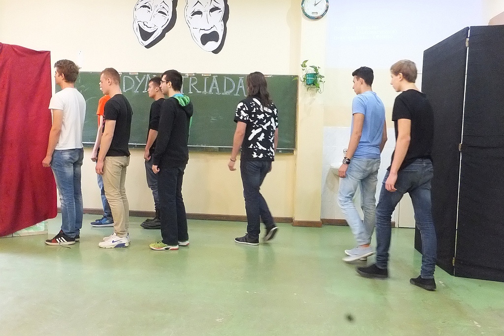 (DYMI) - triada spektakl w wykonaniu Teatru Młodych z V LO