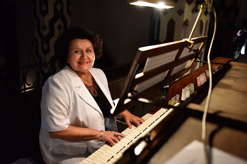 Jolanta Sosnowska zagrała na skrzypcach i ... pile  sopranowej