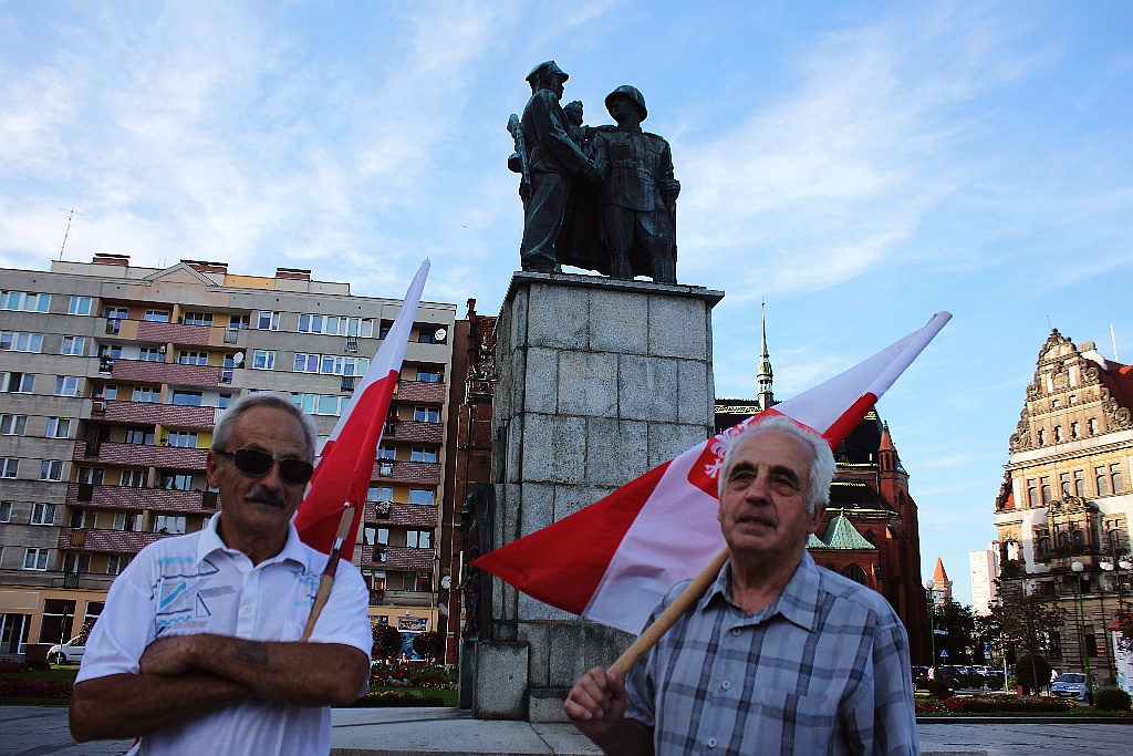 Klub Gazety Polskiej manifestował pod stalinowskim pomnikiem