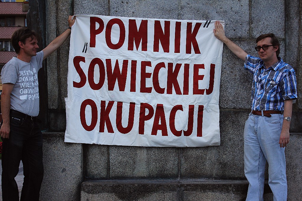 Klub Gazety Polskiej manifestował pod stalinowskim pomnikiem
