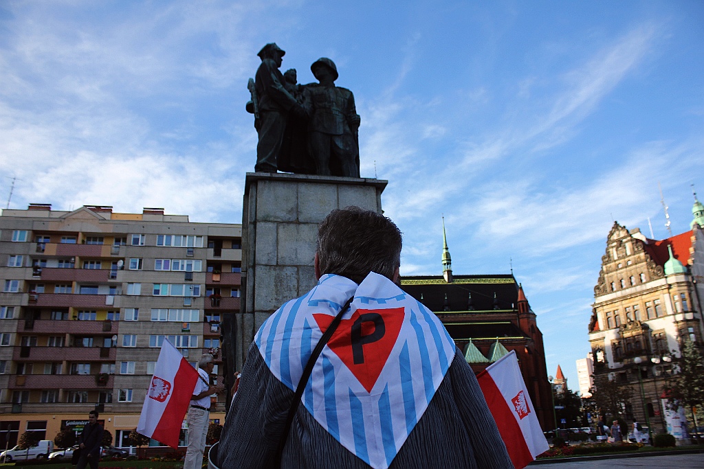 Klub Gazety Polskiej manifestował pod stalinowskim pomnikiem