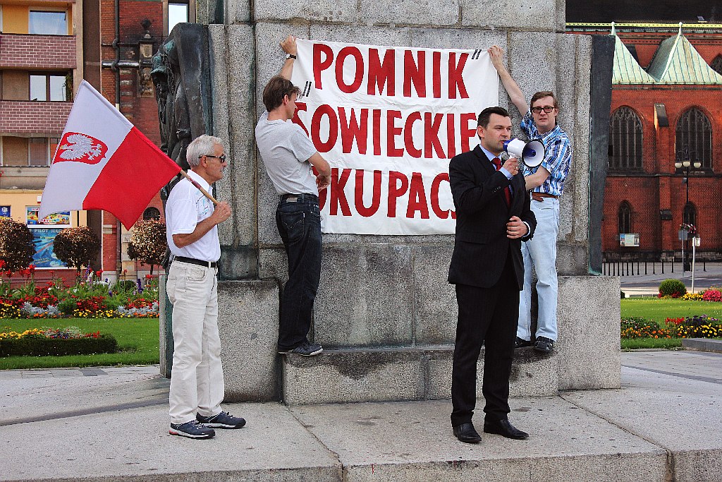Klub Gazety Polskiej manifestował pod stalinowskim pomnikiem