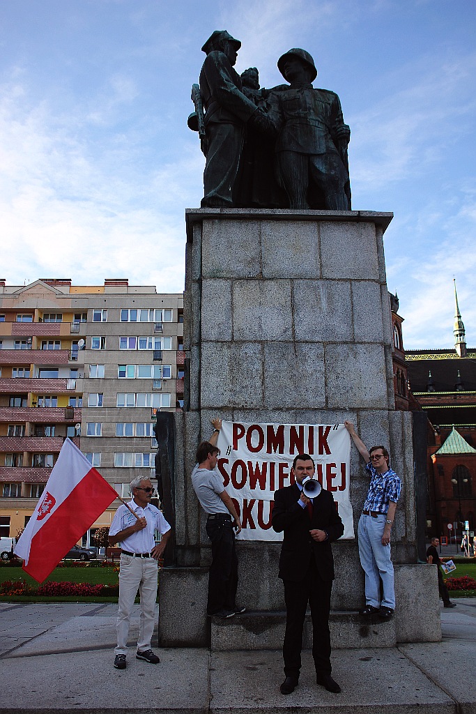 Klub Gazety Polskiej manifestował pod stalinowskim pomnikiem