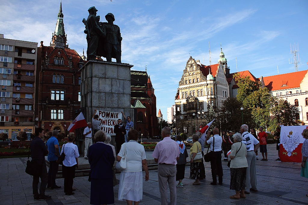 Klub Gazety Polskiej manifestował pod stalinowskim pomnikiem