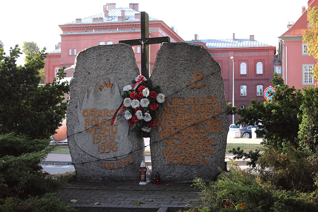 Klub Gazety Polskiej manifestował pod stalinowskim pomnikiem
