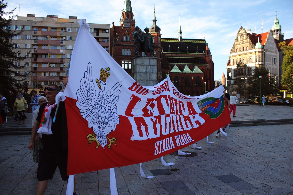 Klub Gazety Polskiej manifestował pod stalinowskim pomnikiem