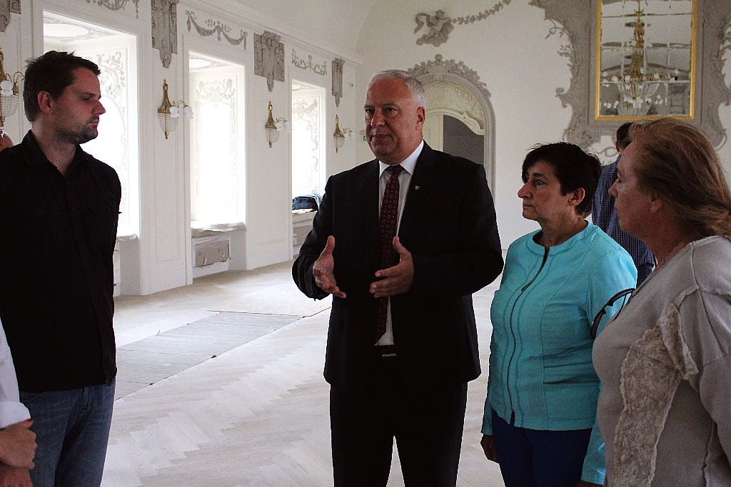Sala królewska już zachwyca, maneżownia nabiera wyrazu
