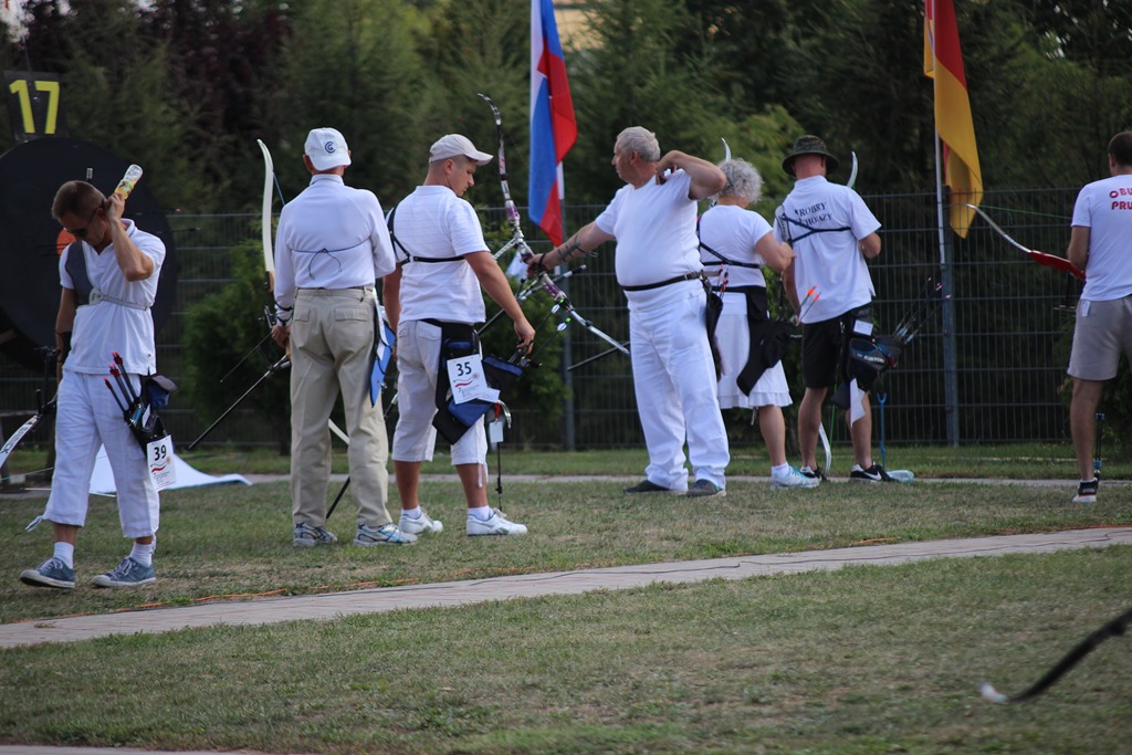 Na torach łuczniczych przy ul. Radosnej strzelają oldboje