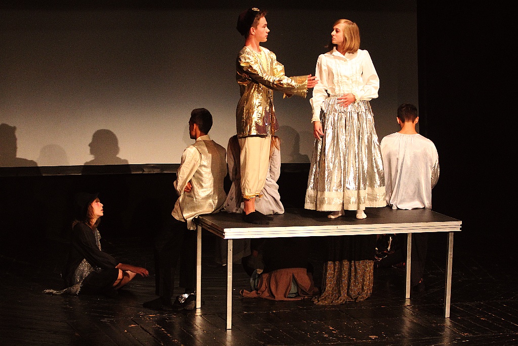 Młodzież wystawiła na scenie teatru własne minispektakle
