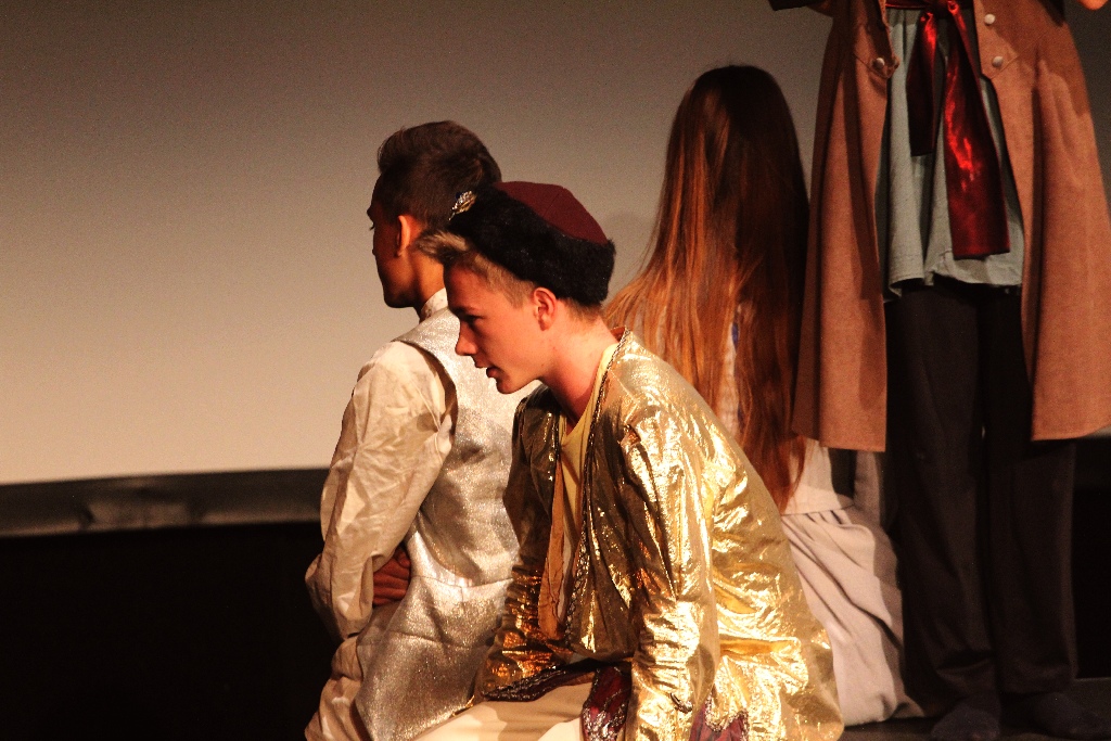 Młodzież wystawiła na scenie teatru własne minispektakle
