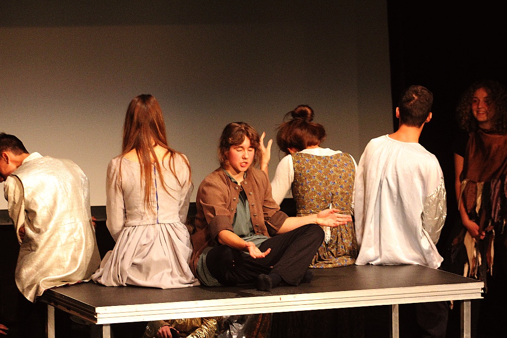 Młodzież wystawiła na scenie teatru własne minispektakle
