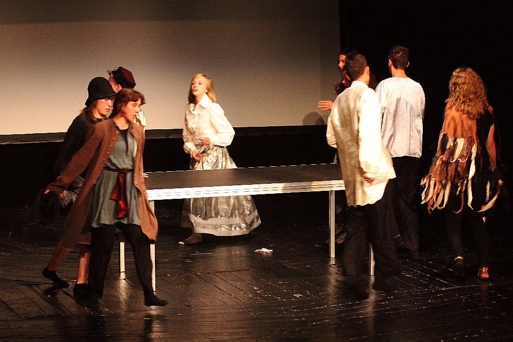 Młodzież wystawiła na scenie teatru własne minispektakle
