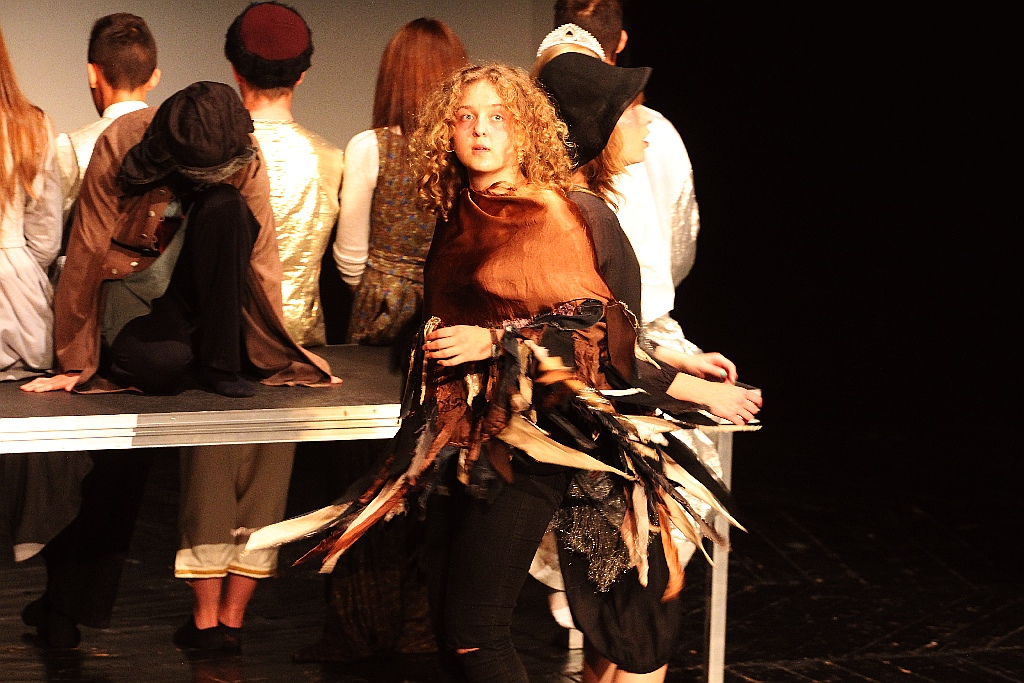 Młodzież wystawiła na scenie teatru własne minispektakle

