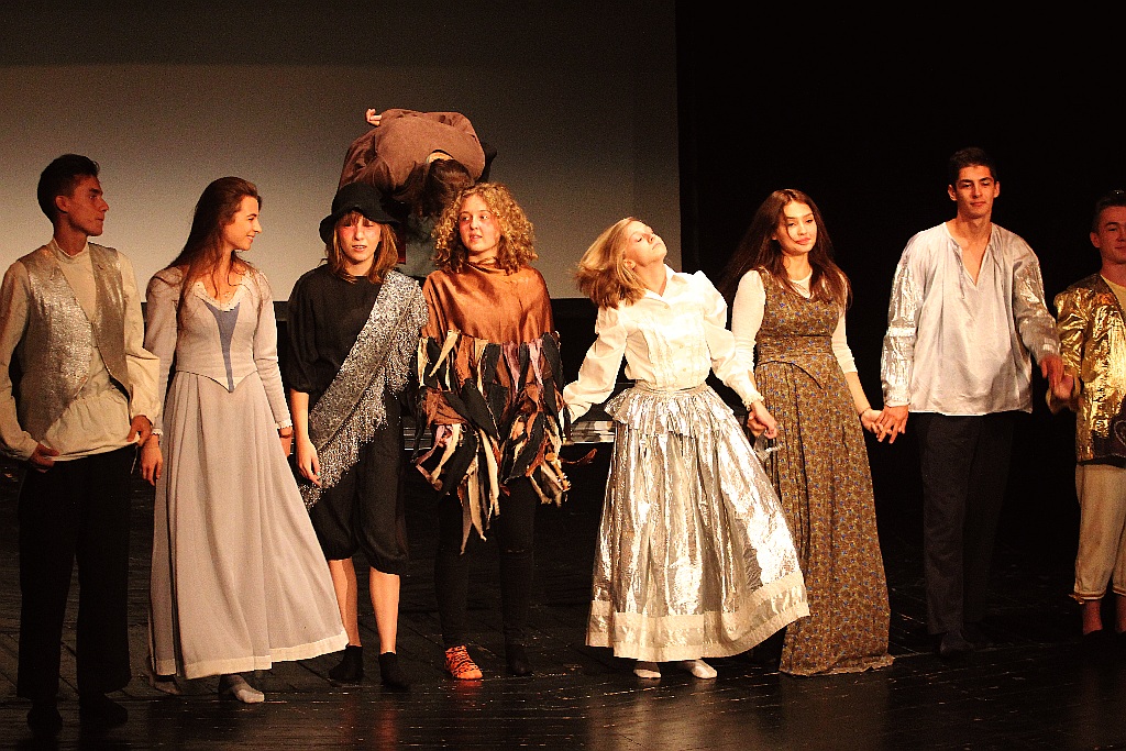 Młodzież wystawiła na scenie teatru własne minispektakle
