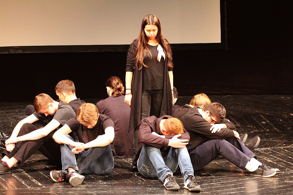 Młodzież wystawiła na scenie teatru własne minispektakle
