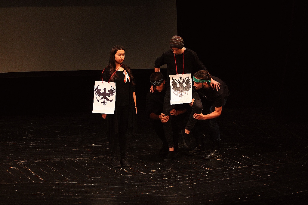 Młodzież wystawiła na scenie teatru własne minispektakle
