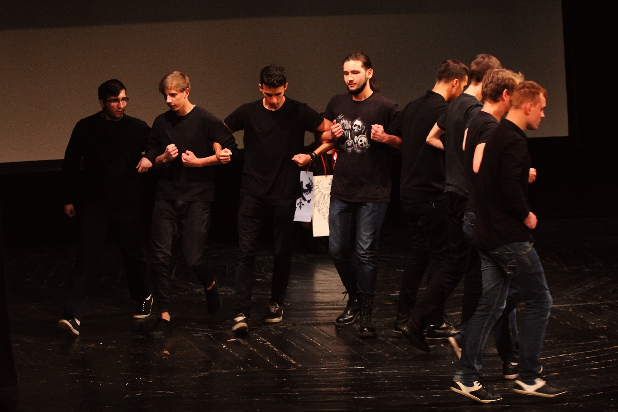 Młodzież wystawiła na scenie teatru własne minispektakle
