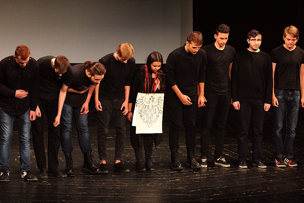 Młodzież wystawiła na scenie teatru własne minispektakle
