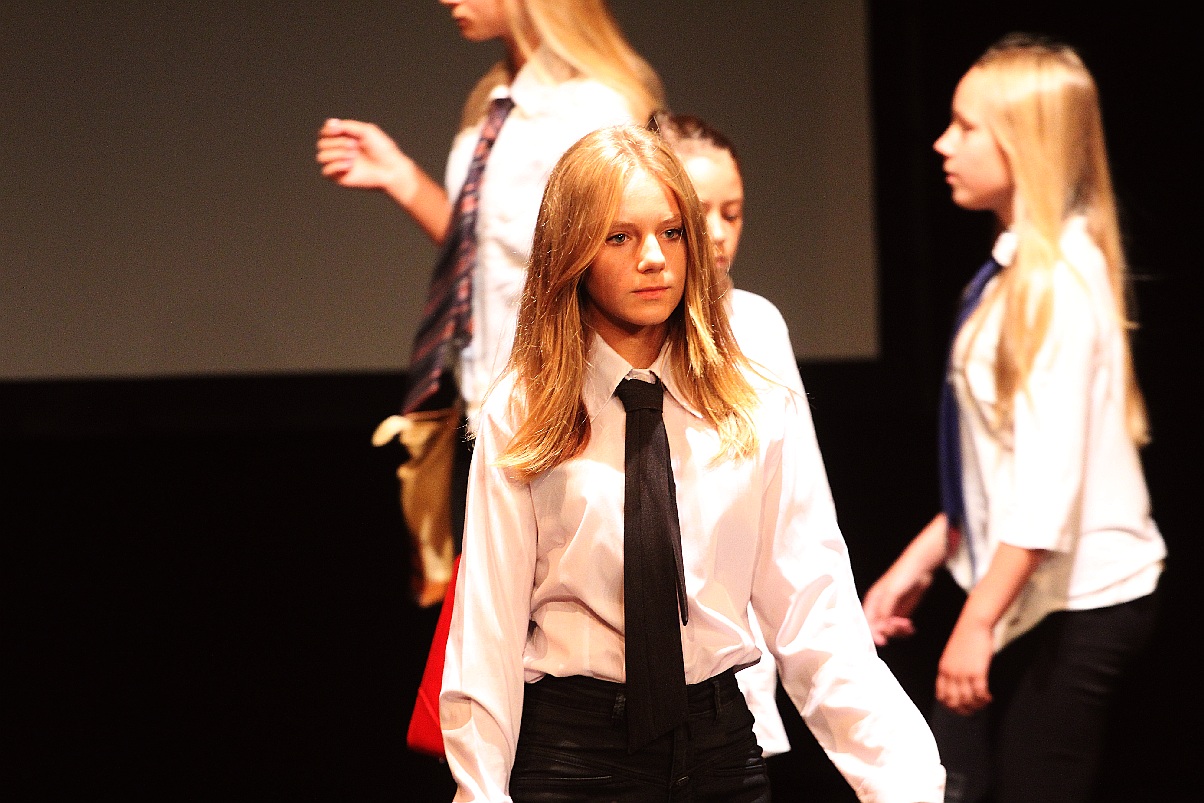 Młodzież wystawiła na scenie teatru własne minispektakle
