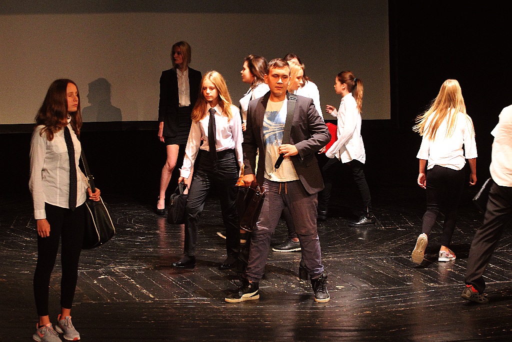 Młodzież wystawiła na scenie teatru własne minispektakle
