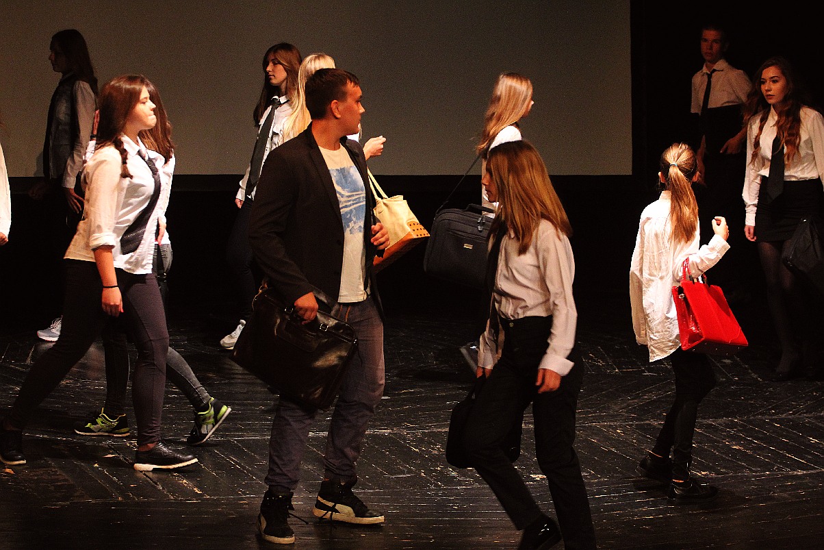 Młodzież wystawiła na scenie teatru własne minispektakle
