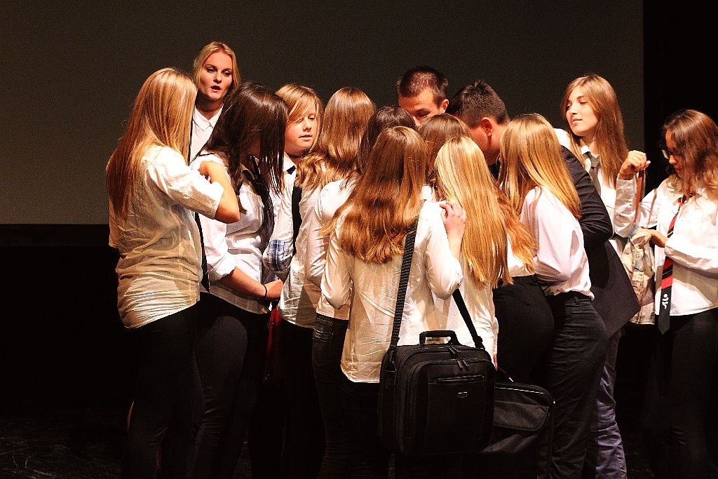 Młodzież wystawiła na scenie teatru własne minispektakle
