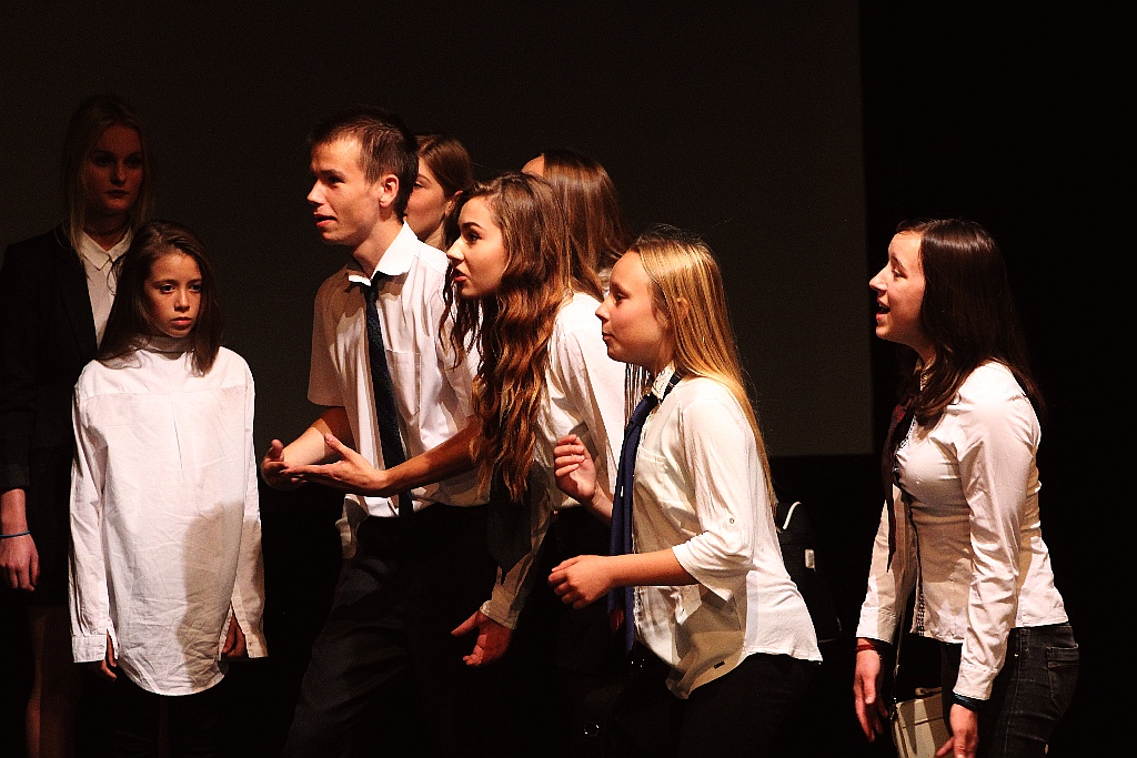 Młodzież wystawiła na scenie teatru własne minispektakle
