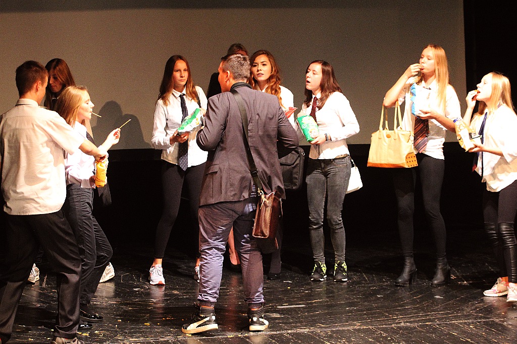 Młodzież wystawiła na scenie teatru własne minispektakle
