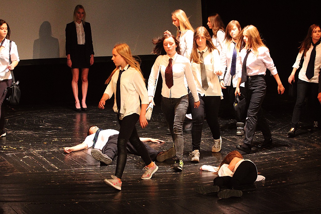 Młodzież wystawiła na scenie teatru własne minispektakle
