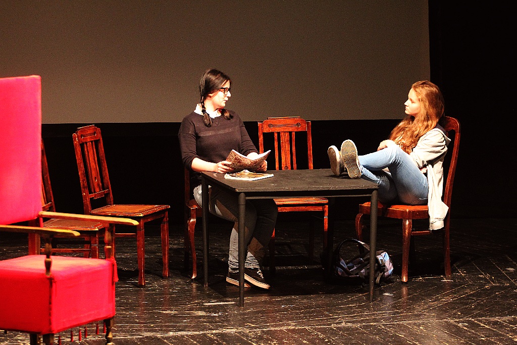 Młodzież wystawiła na scenie teatru własne minispektakle
