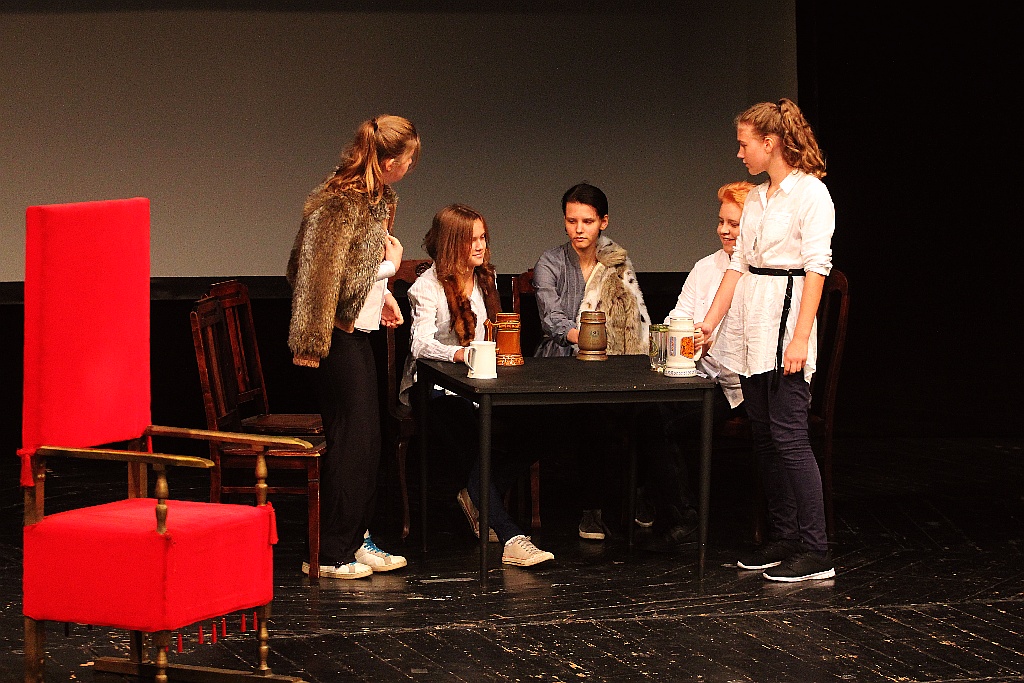 Młodzież wystawiła na scenie teatru własne minispektakle
