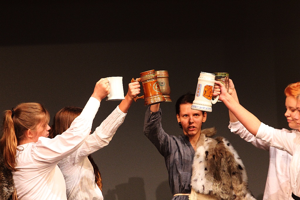 Młodzież wystawiła na scenie teatru własne minispektakle

