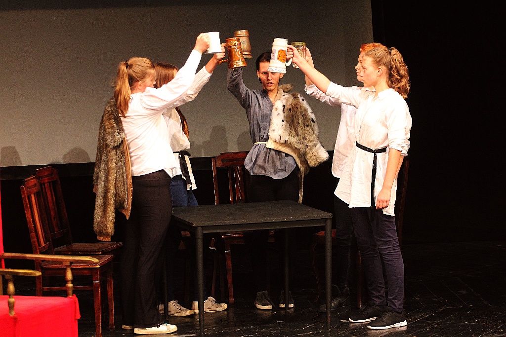 Młodzież wystawiła na scenie teatru własne minispektakle

