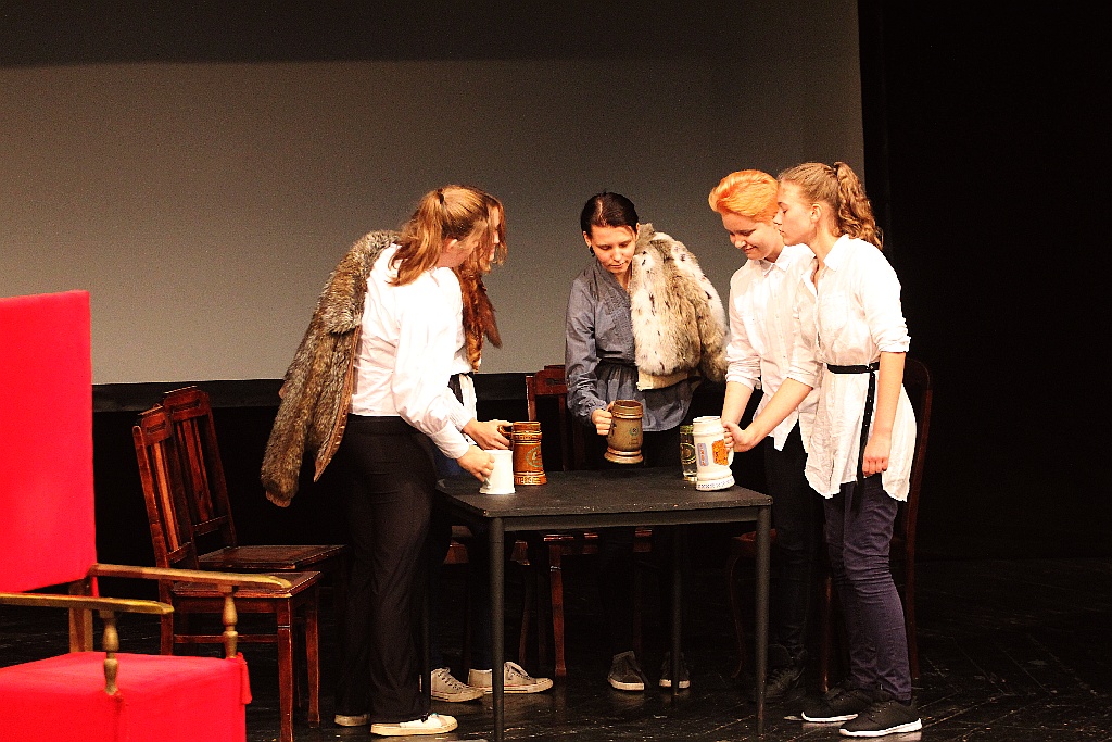 Młodzież wystawiła na scenie teatru własne minispektakle
